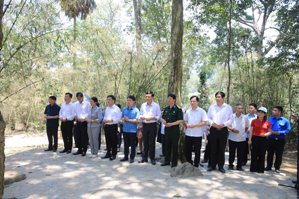 Đoàn công tác Ủy ban MTTQ Việt Nam TP Hà Nội dâng hương tại Khu di tích quốc gia đặc biệt Tân Trào