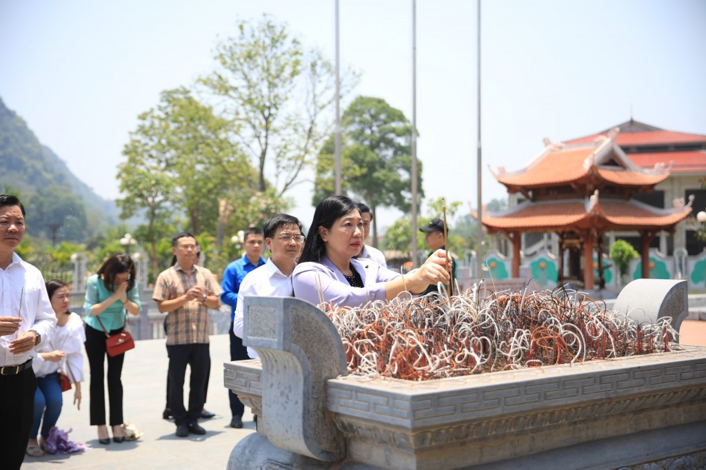 Đoàn công tác Ủy ban MTTQ Việt Nam TP Hà Nội dâng hương tại Khu di tích quốc gia đặc biệt Tân Trào