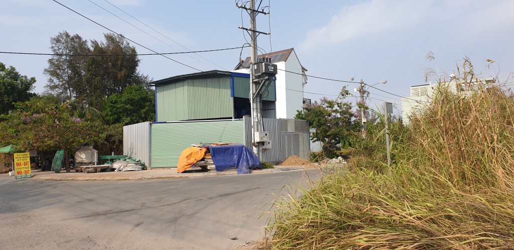 nhà tole trong một dự án nhà ở trên đường Trường Lưu, phường Long Trường (1)