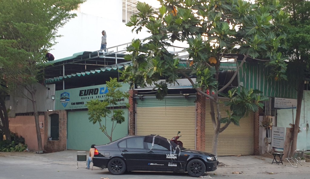 thi công chuyển từ mái bạt sang mái tole tại dự án nhà Phú Nhuận thuộc phường Hiệp Bình Chánh, thi công lộ thiên mà không ai biết (1)