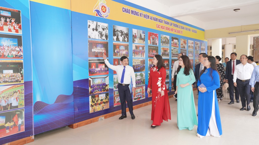 Đồng chí Nguyễn Thứ Mười - Hiệu trưởng trường Lê Duẩn giới thiệu về nhà trường tới các đại biểu Đồng chí Nguyễn Thứ Mười - Hiệu trưởng trường Lê Duẩn giới thiệu về nhà trường tới các đại biểu