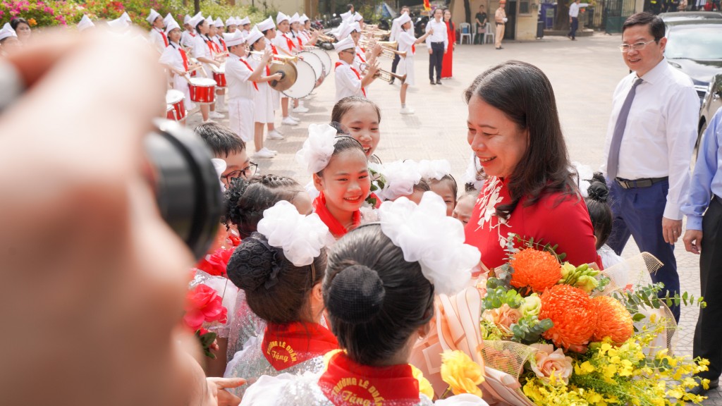 Đồng chí Võ Thị Ánh Xuân - Phó Chủ tịch nước Cộng hòa xã hội chủ nghĩa Việt Nam được các em nhỏ hân hoan chào đón đến dự