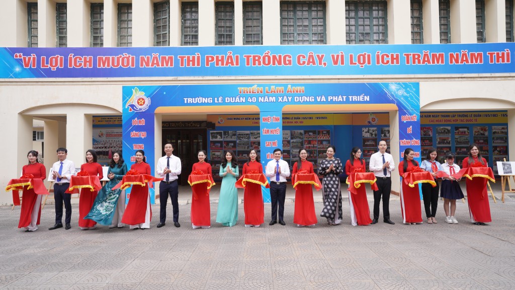 Các đại biểu cắt băng khánh thành triển lãm “Trường Lê Duẩn 40 năm xây dựng và phát triển” Các đại biểu cắt băng khánh thành triển lãm “Trường Lê Duẩn 40 năm xây dựng và phát triển”