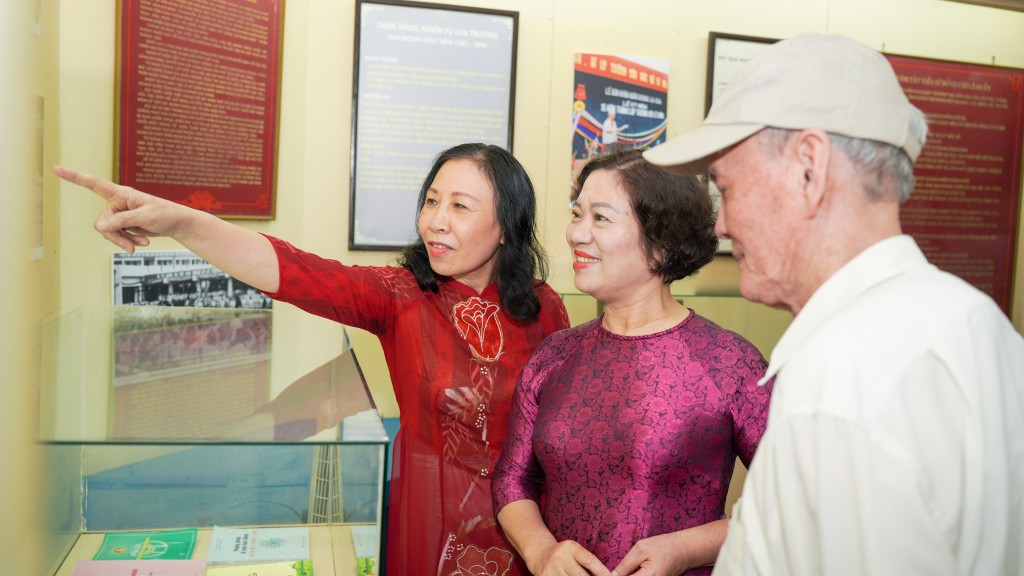 Nhiều đại biểu từng học tập và trưởng thành tại mái trường Lê Duẩn xúc động khi thấy những hình ảnh thân thương Nhiều đại biểu từng học tập và trưởng thành tại mái trường Lê Duẩn xúc động khi thấy những hình ảnh thân thương