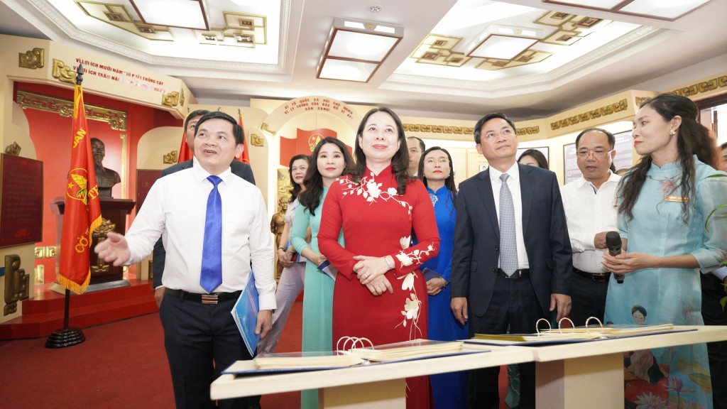 Đồng chí Võ Thị Ánh Xuân - Phó Chủ tịch nước cùng các đại biểu tham quan triển lãm Đồng chí Võ Thị Ánh Xuân - Phó Chủ tịch nước cùng các đại biểu tham quan triển lãm