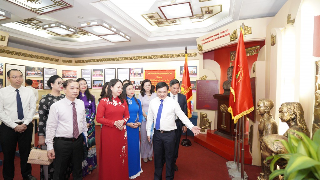 Những dấu ấn Trường Lê Duẩn trong 40 năm qua ống kính nhiếp ảnh Những dấu ấn Trường Lê Duẩn trong 40 năm qua ống kính nhiếp ảnh