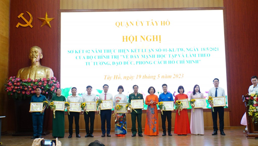 Bà Lê Thị Thu Hằng trao thưởng cho các tập thể có thành tích Bà Lê Thị Thu Hằng trao thưởng cho các tập thể có thành tích