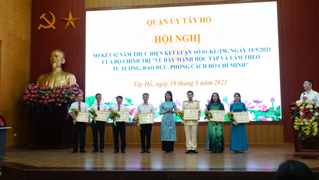 Bà Trịnh Thị Lan, Trưởng phòng báo chí xuất bản, Ban Tuyên giáo Thành uỷ trao thưởng cho các cá nhân. Bà Trịnh Thị Lan, Trưởng phòng báo chí xuất bản, Ban Tuyên giáo Thành uỷ trao thưởng cho các cá nhân.