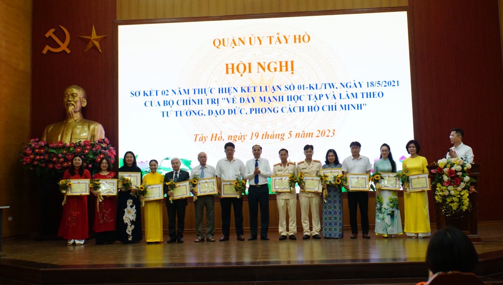 Ông Nguyễn Đình Khuyến, Chủ tịch UBND quận Tây Hồ trao thưởng cho các tập thể Ông Nguyễn Đình Khuyến, Chủ tịch UBND quận Tây Hồ trao thưởng cho các tập thể