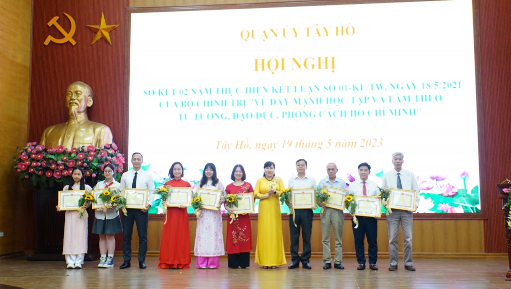 Bà Trần Thị Thu Hường, Quận uỷ viên, Trưởng Ban Tuyên giáo Quận uỷ Tây Hồ trao thưởng cho các cá nhân Bà Trần Thị Thu Hường, Quận uỷ viên, Trưởng Ban Tuyên giáo Quận uỷ Tây Hồ trao thưởng cho các cá nhân