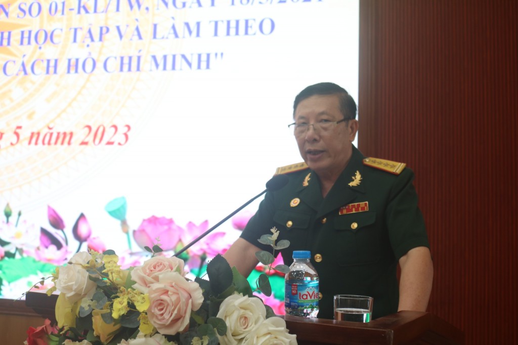 Ông Phạm Hồng Tuấn, Chủ tịch Hội CCB quận Tây Hồ tham luận về “Học tập và làm theo tư tưởng, đạo đức, phong cách Hồ Chí Minh về ý chí tự lực tự cường và phát triển đất nước phồn vinh hạnh phúc. Ông Phạm Hồng Tuấn, Chủ tịch Hội CCB quận Tây Hồ tham luận về “Học tập và làm theo tư tưởng, đạo đức, phong cách Hồ Chí Minh về ý chí tự lực tự cường và phát triển đất nước phồn vinh hạnh phúc.