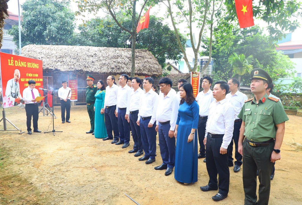 Đoàn lãnh đạo huyện Thạch Thất dâng hương tưởng nhớ Bác Hồ