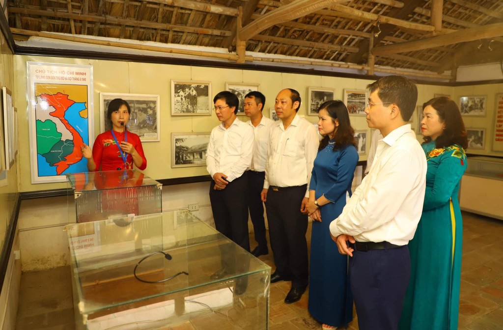 Các đồng chí lãnh đạo huyện Thạch Thất lắng nghe về quá trình hoạt động, công tác của Bác Hồ tại địa phương