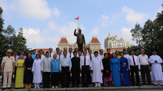 Lãnh đạo TP Hồ Chí Minh dâng hương tưởng niệm Chủ tịch Hồ Chí Minh