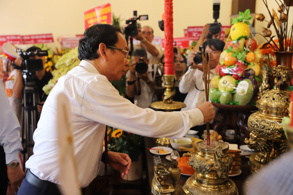 Sáng 19/5, Đoàn Lãnh đạo TP Hồ Chí Minh đã có buổi dâng hương, dâng hoa tưởng nhớ lên tượng đài Chủ tịch Hồ Chí Minh tại Bảo tàng Hồ Chí Minh (Quận 4)