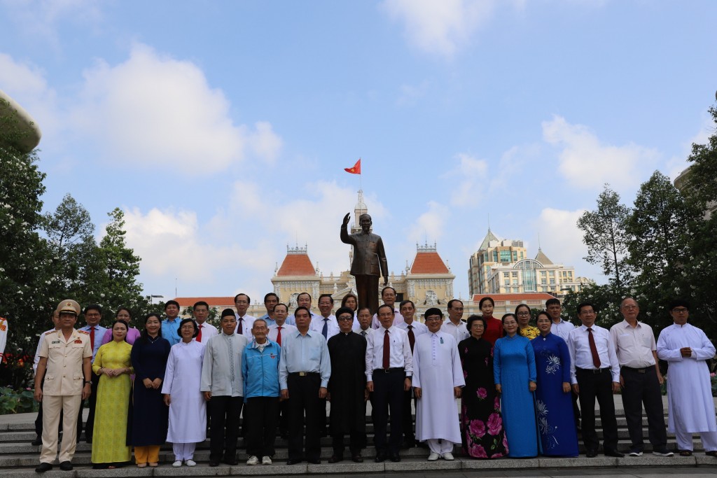 Ngoài đoàn đại biểu, đông đảo người dân TP Hồ Chí Minh cũng đã đến thắp hương, dâng hoa nhân kỷ niệm sinh nhật Bác tại các địa điểm trên