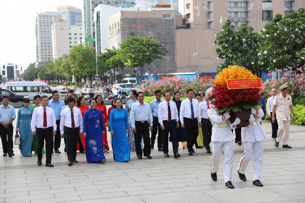 Sau đó, Đoàn đã di chuyển để dâng hoa lên tượng đài Chủ tịch Hồ Chí Minh tại phố đi bộ Nguyễn Huệ (Quận 1)