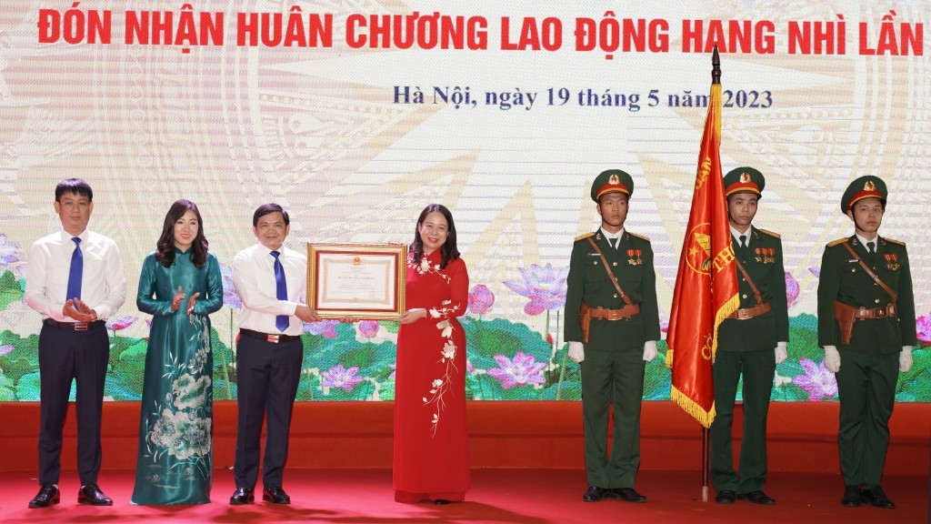 Trường Lê Duẩn vinh dự đón nhận Huân chương Lao động hạng Nhì