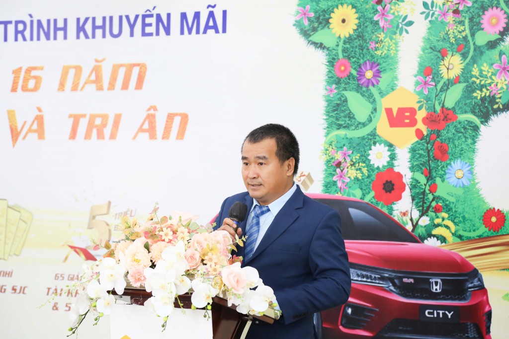 Ông Nguyễn Đăng Khoa – Phó Tổng Giám đốc Vietbank chia sẻ: “Vietbank luôn tâm niệm phải lấy lợi ích của khách hàng làm mục tiêu phấn đấu hàng đầu và xuyên suốt. Ngoài cam kết ngày càng nâng cao chất lượng sản phẩm dịch vụ hiện hành, Vietbank còn nghiên cứu để triển khai những sản phẩm dịch vụ mới nhằm góp phần gia tăng thêm lợi ích của khách hàng”.