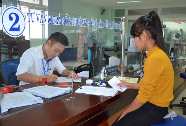 Cán bộ của Trung tâm Dịch vụ việc làm Đà Nẵng tư vấn cho NLĐ tìm hiểu về chế độ BHTN (Ảnh danang.bhxh)
