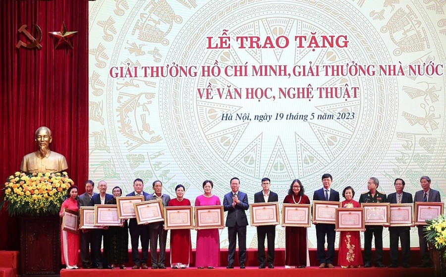 Chủ tịch nước Võ Văn Thưởng trao tặng Giải thưởng Hồ Chí Minh cho các tác giả, đại diện gia đình các tác giả