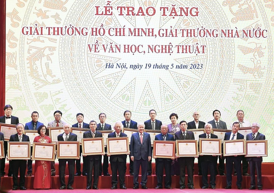 Chủ tịch Ủy ban Trung ương Mặt trận Tổ quốc Việt Nam Đỗ Văn Chiến trao chứng nhận cho tác giả, thân nhân tác giả nhận Giải thưởng Nhà nước về văn học, nghệ thuật.