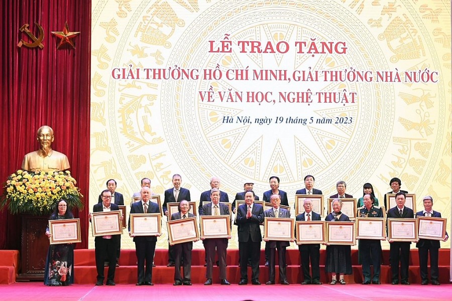 Phó Chủ tịch Thường trực Quốc hội Trần Thanh Mẫn trao chứng nhận cho các tác giả, thân nhân tác giả nhận Giải thưởng Nhà nước về văn học, nghệ thuật.