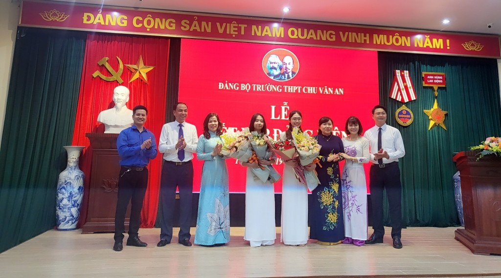 Thêm 2 học sinh trường THPT Chu Văn An được kết nạp Đảng