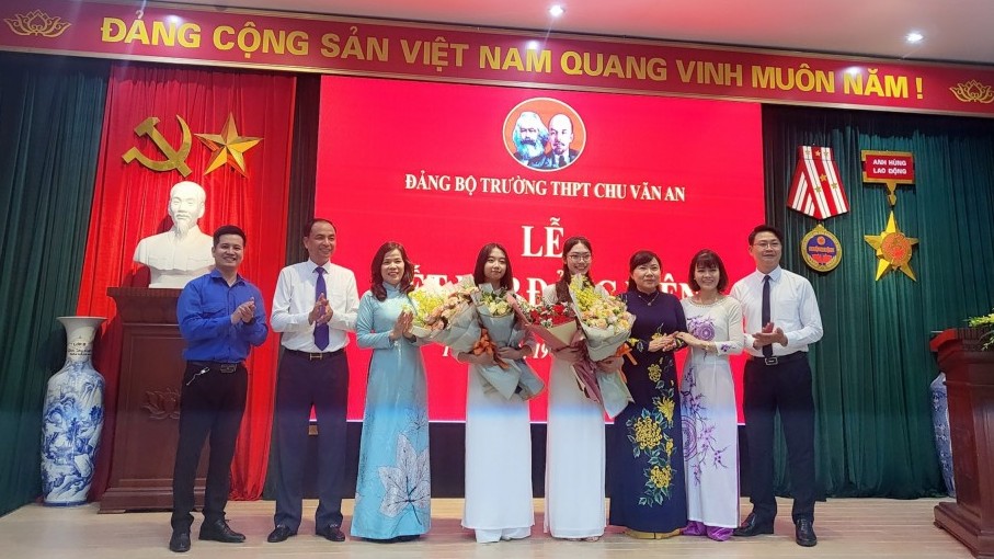 Thêm 2 học sinh trường THPT Chu Văn An được kết nạp Đảng
