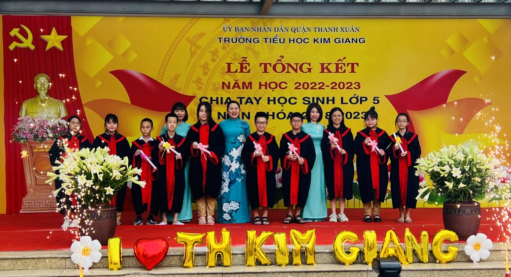 Ban Giám hiệu trường Tiểu học Kim Giang chụp ảnh lưu niệm cùng đại diện các em học sinh lớp 5