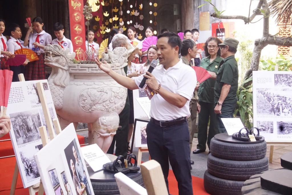 ẢNh 7: Anh Nguyễn Tiến Cường, CEO của thương hiệu “Dép cao su - thương hiệu Vua dép lốp” giới thiệu về lịch sử và thương hiệu.