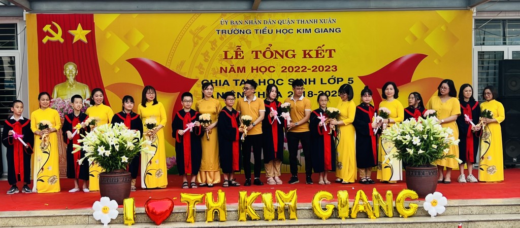 Các thầy cô giáo trường Tiểu học Kim Giang sẽ luôn dõi theo hành trình trưởng thành của các con học sinh