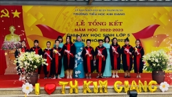 Học sinh lớp 5 Tiểu học Kim Giang bịn rịn chia tay thầy cô và mái trường