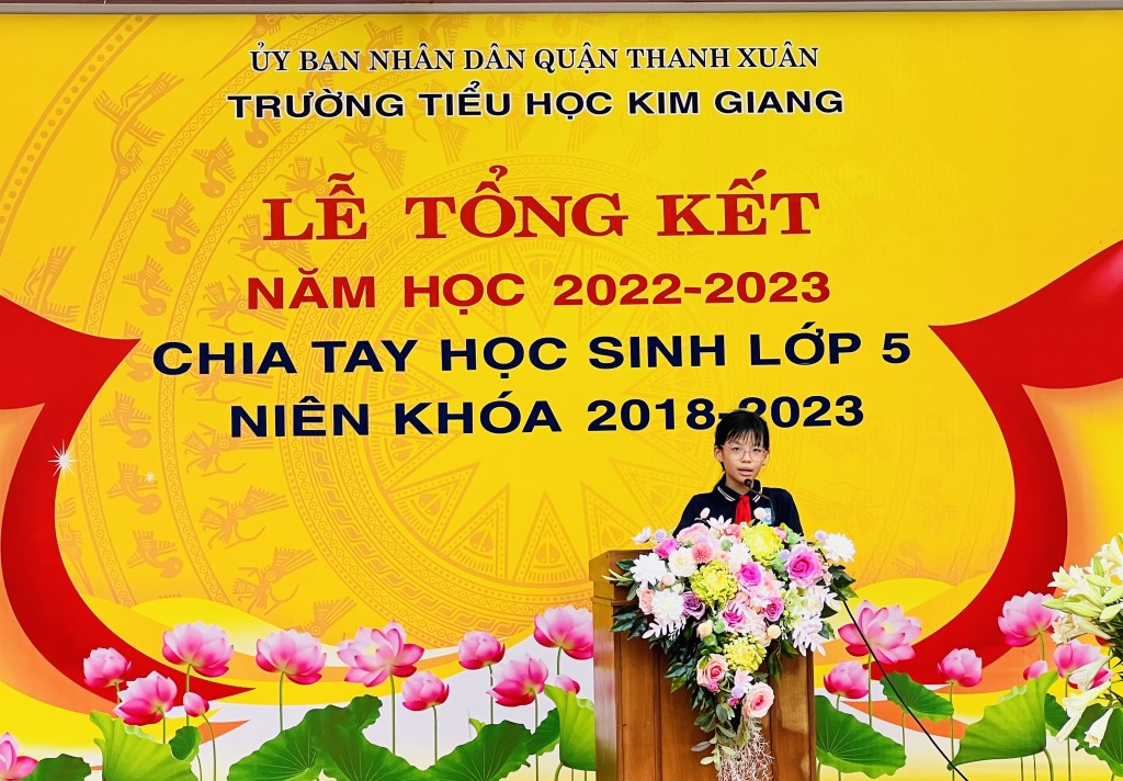 Em Trương Diệp Chi  đại diện các em học sinh phát biểu tri ân thầy cô