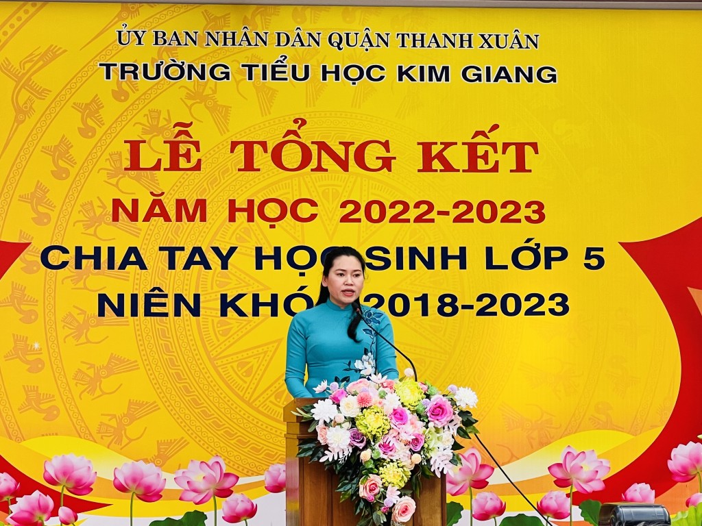 Cô Nguyễn Thị Ngân Bình - Hiệu trưởng trường Tiểu học Kim Giang phát biểu tại buổi lễ