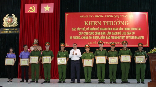 Quận Tây Hồ khen thưởng 121 tập thể, cá nhân có thành tích xuất sắc trong đảm bảo an ninh trật tự