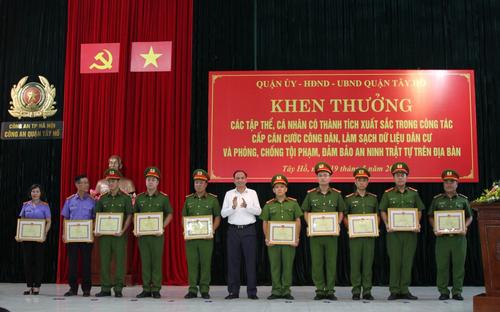 Chủ tịch UBND quận Nguyễn Đình Khuyến trao giấy khen cho các tập thể, cá nhân có thành tích cao