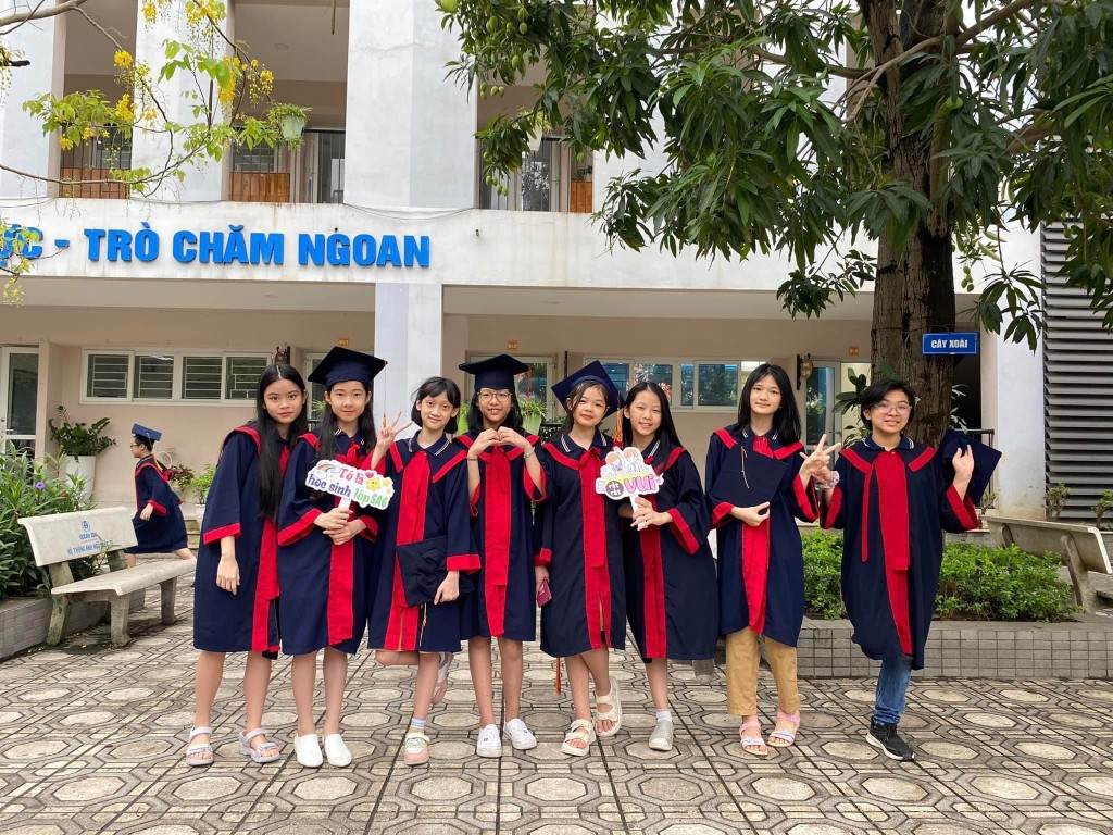 Các em sẽ nhớ mãi những kỉ niệm hồn nhiên, trong sáng dưới mái trường này