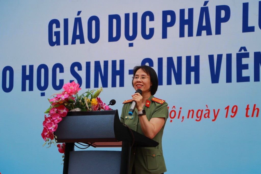 Trung tá Nguyễn Thị Thảo truyền đạt nhiều nội dung giáo dục pháp luật cho học sinh, sinh viên nhà trường