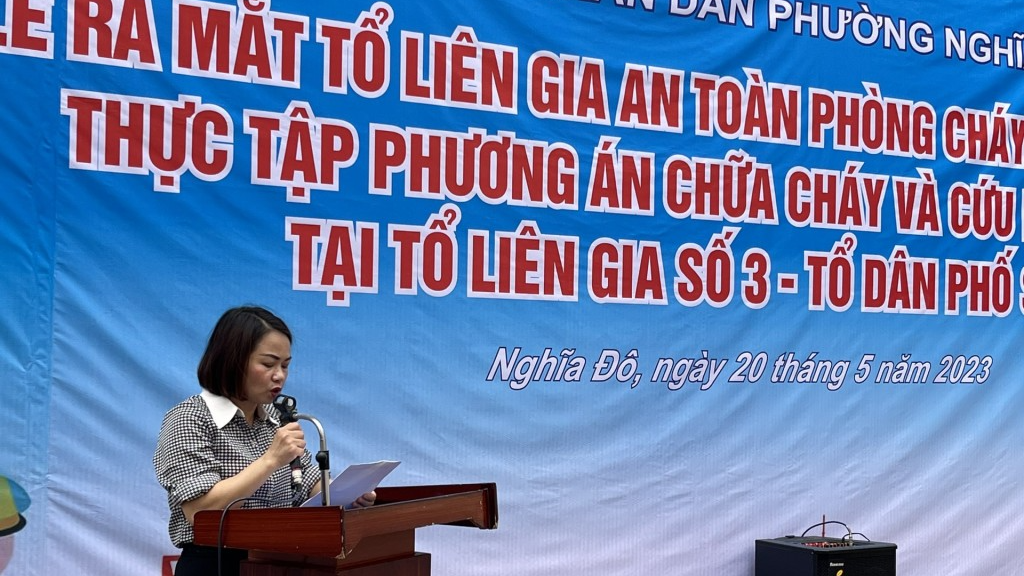 Bà Phan Thị Hải Yến - phó chủ tịch UBND phường đọc quyết định thành lập tổ liên gia và ra mắt tổ liên gia số 1,2,3 thuộc tổ dân phố 17, phường Nghĩa Đô