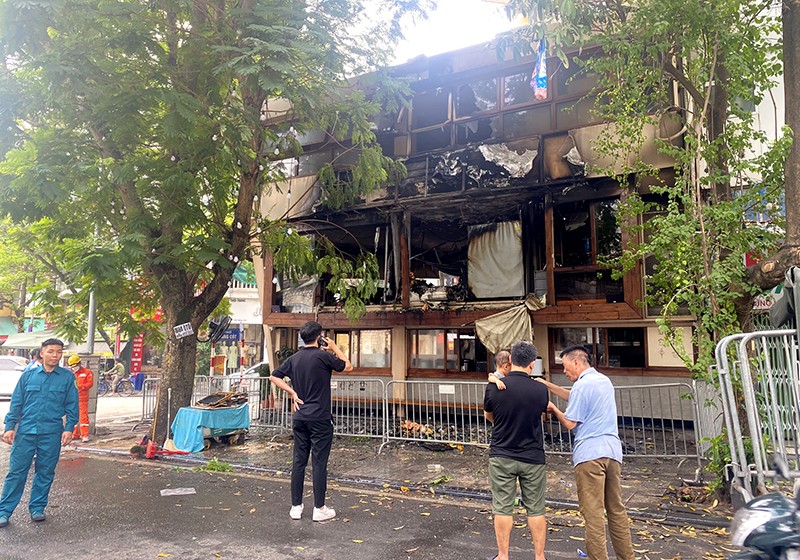 Lực lượng chữa cháy tại chỗ nhanh chóng dập tắt vụ hoả hoạn quán cafe trên phố Hàng Cót