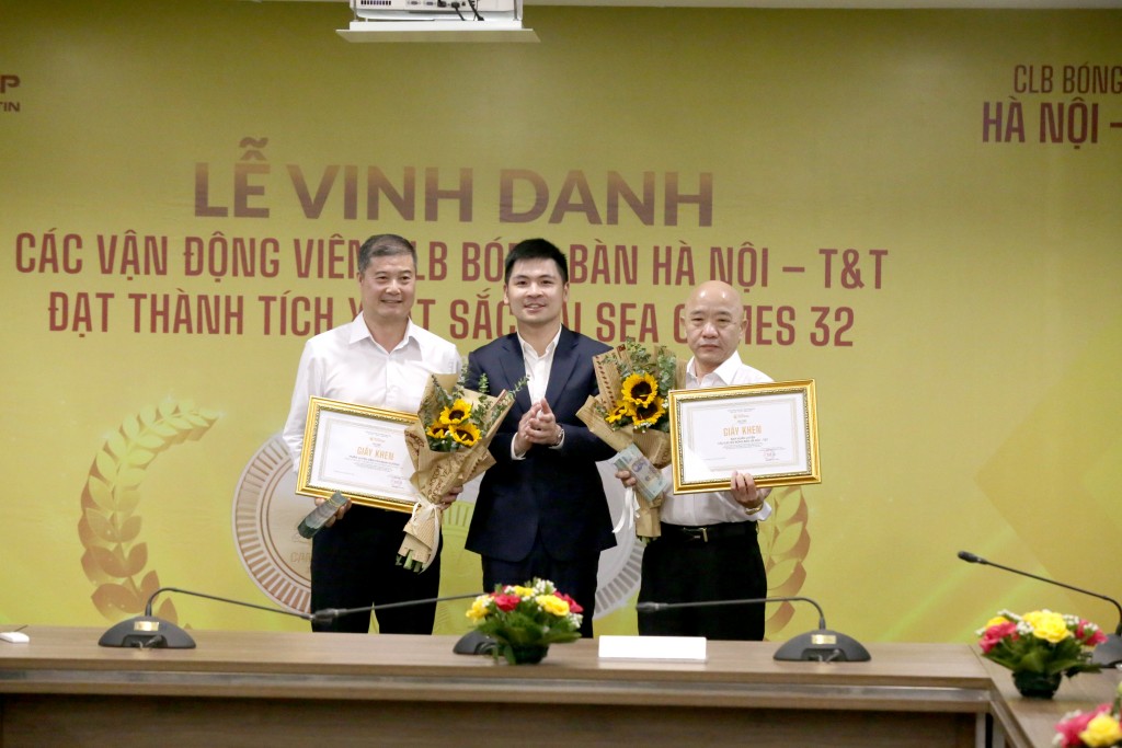 Thành viên ban huấn luyện CLB bóng bàn Hà Nội T&amp;T được vinh danh.