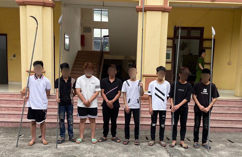 Nhóm thanh thiếu niên gây rối trật tự bị Công an huyện Đông Anh tạm giữ