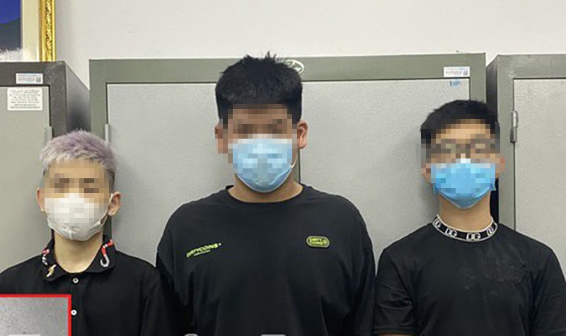 Ba đối tượng bị Công an quận Hoàn Kiếm bắt giữ để điều tra hành vi cố ý gây thương tích