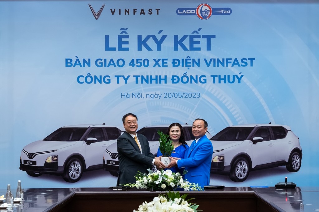 Lãnh đạo VinFast và Lado Taxi tại buổi lễ ký kết hợp đồng mua mới 300 xe VF 5 Plus và bàn giao 150 xe VF e34.