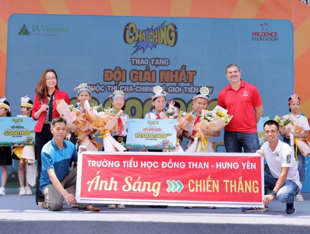 Đội chiến thắng cuộc thi “Bé giỏi Tiền hay”: Trường Tiểu học Đồng Than - Hưng Yên