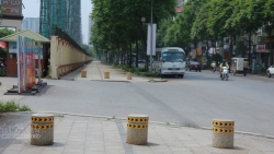 Hà Nội: Lắp đặt trụ đá giành lại không gian vỉa hè cho người đi bộ