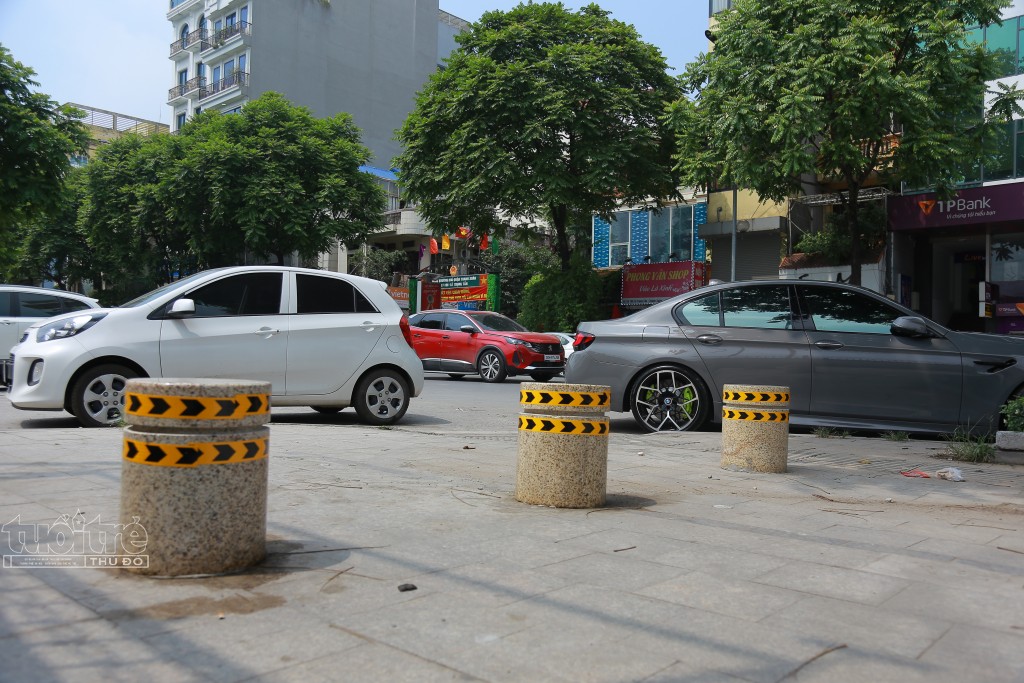 Hà Nội: Lắp đặt trụ đá giành lại không gian vỉa hè cho người đi bộ