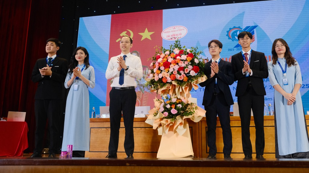 Phó Bí thư Thành đoàn, Chủ tịch Hội Sinh viên Việt Nam thành phố Hà Nội Nguyễn Tiến Hưng tặng hoa chúc mừng Đại hội 