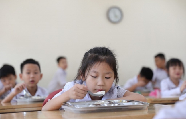 Bữa trưa miễn phí cho học sinh: Chủ trương đúng, lợi ích dài lâu